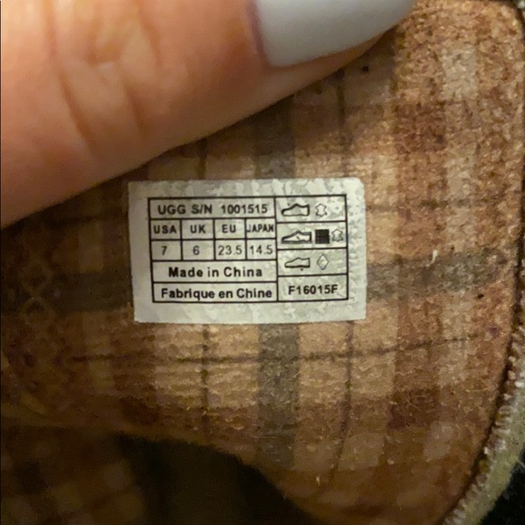 Toddler uggs size 7 - Picture 3 of 3